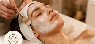 Tratamento facial com máscara
